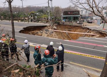 VIDEO: ¡Impresionante! Se abre socavón en Seúl y se "traga" a motociclista