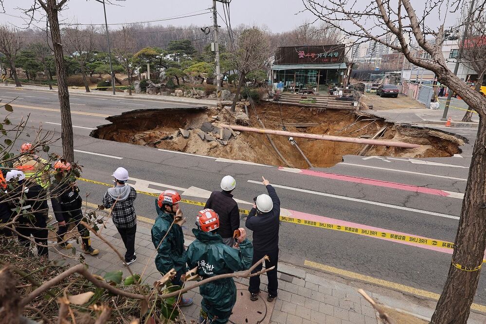 Rescatistas inspeccionan un socavón en un cruce en Seúl, el martes 25 de marzo de 2025. FOTO: AP