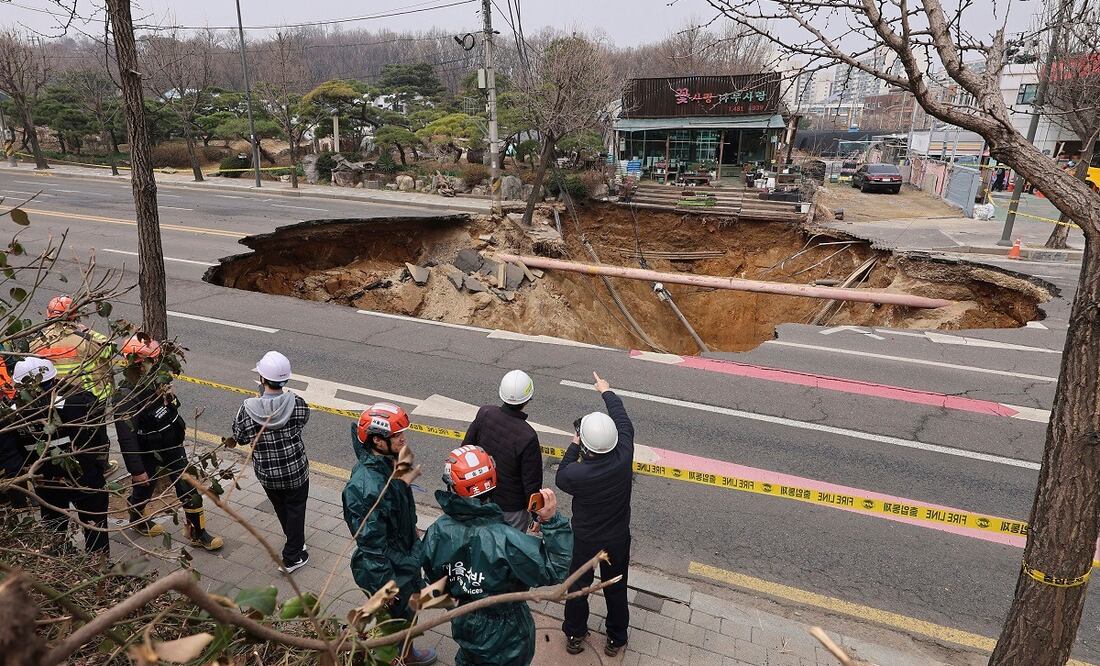 Rescatistas inspeccionan un socavón en un cruce en Seúl, el martes 25 de marzo de 2025. FOTO: AP