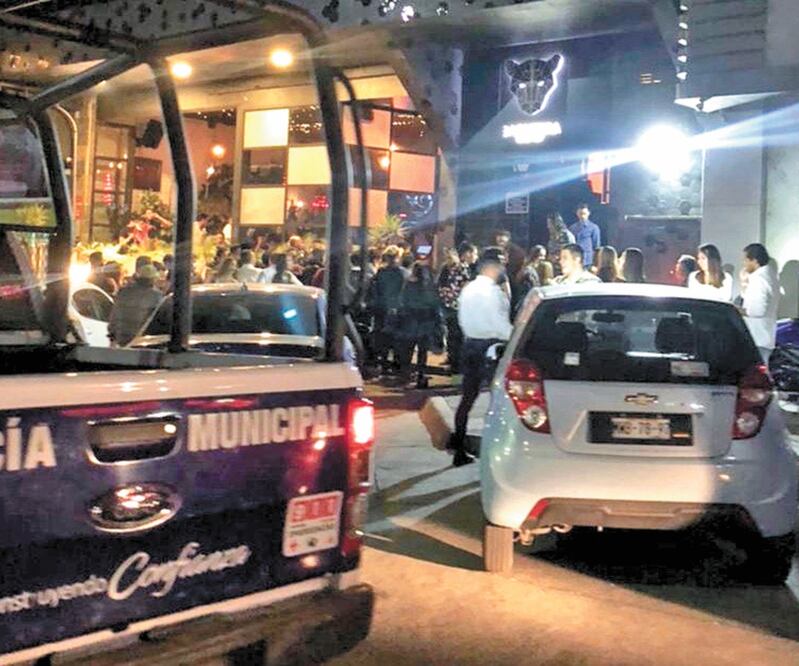 Los jóvenes que asistieron a centros nocturnos en Ciudad Satélite no portaban cubrebocas ni aplicaban la sana distancia. Foto: Especial
