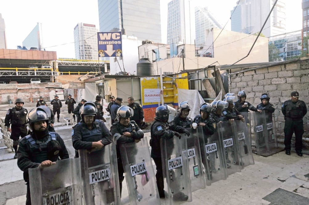 Alrededor de las 6:00 horas de ayer, personal del Instituto de Verificación Administrativa y de la Secretaría de Medio Ambiente llegaron a los predios ubicados en los números 89 y 91 de la calle de Londres, colonia Juárez (ARMANDO MARTÍNEZ. EL UNIVERSAL)