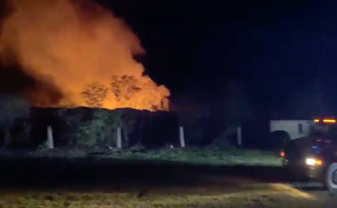 Incendio en Altamira, al parecer en un ducto de Pemex. FOTO: Especial