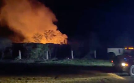 Reportan incendio, al parecer en ducto de Pemex, en Altamira