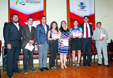 Gana concurso de oratoria con tema de Ayotzinapa