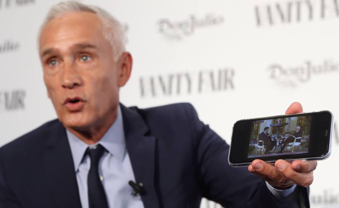 El periodista mexicano Jorge Ramos muestra a través de un teléfono móvil que le fue requisado y que posteriormente ha recuperado, una entrevista al presidente de Venezuela, Nicolás Maduro (Foto: EFE)