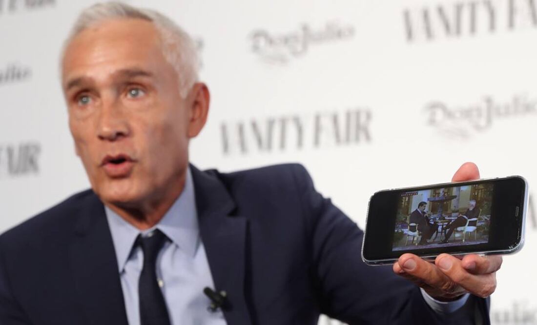 El periodista mexicano Jorge Ramos muestra a través de un teléfono móvil que le fue requisado y que posteriormente ha recuperado, una entrevista al presidente de Venezuela, Nicolás Maduro (Foto: EFE)