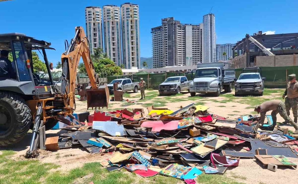 Destrucción de máquinas tragamonedas en Acapulco, Guerrero, por elementos de la Secretaría de Marina (Semar). Foto: Especial