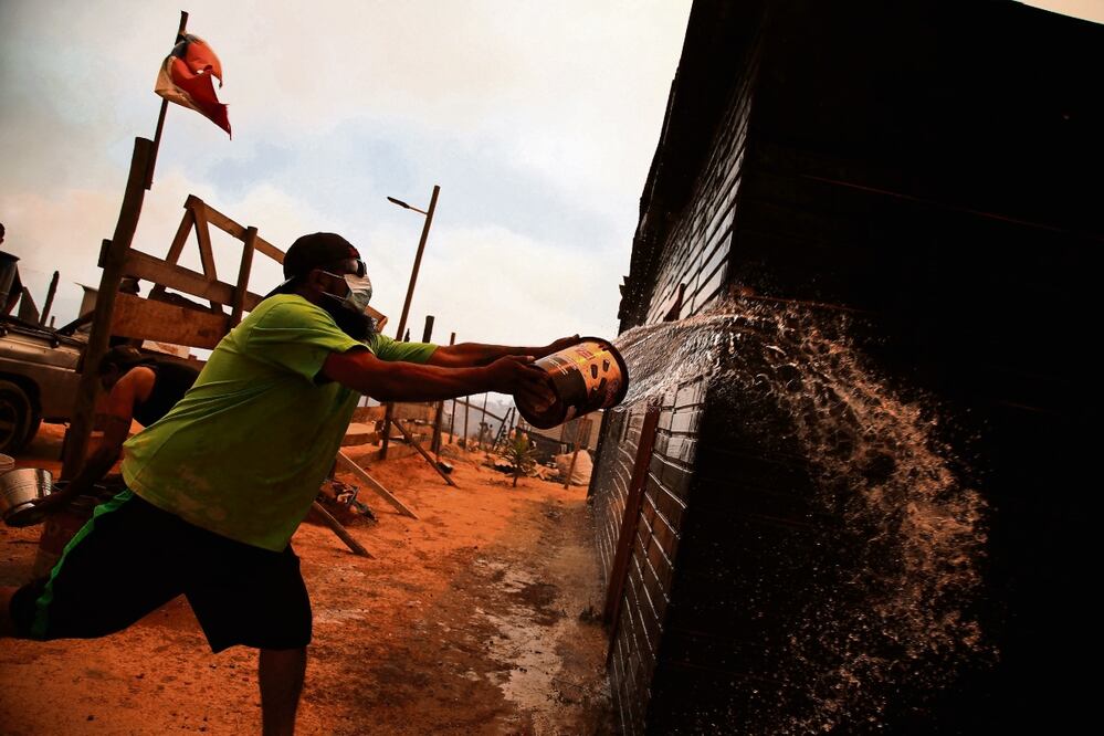 Zonas urbanas de la región de Valparaíso, a 120 kilómetros al noroeste de Santiago, quedaron devastadas por el fuego.