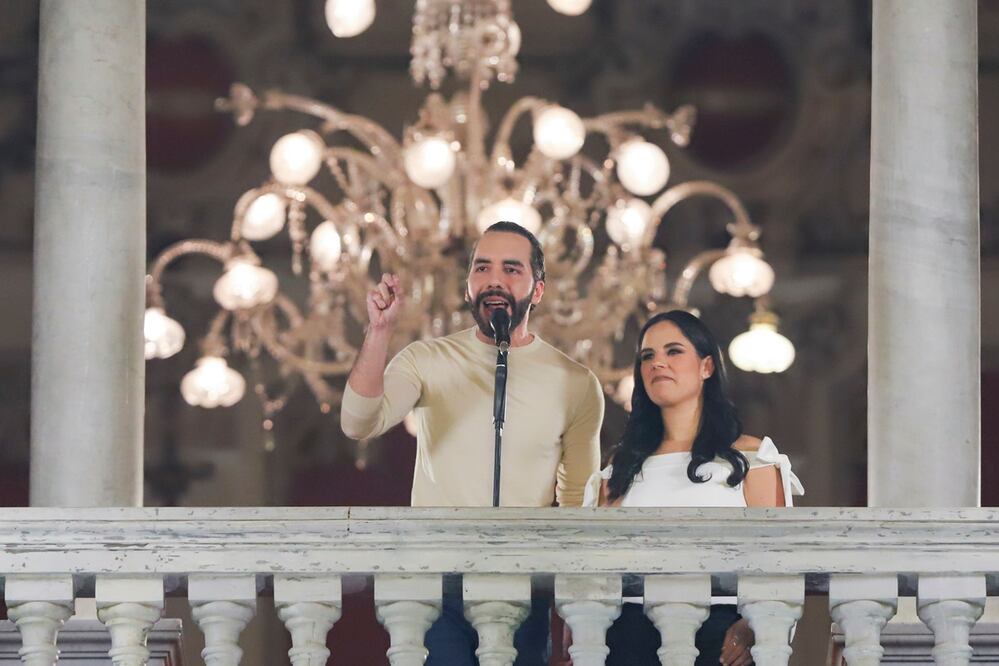 El presidente de El Salvador, Nayib Bukele (izquierda), acompañado por su esposa Gabriela Rodríguez, habla con sus partidarios desde el balcón del palacio presidencial en San Salvador. Foto: AP