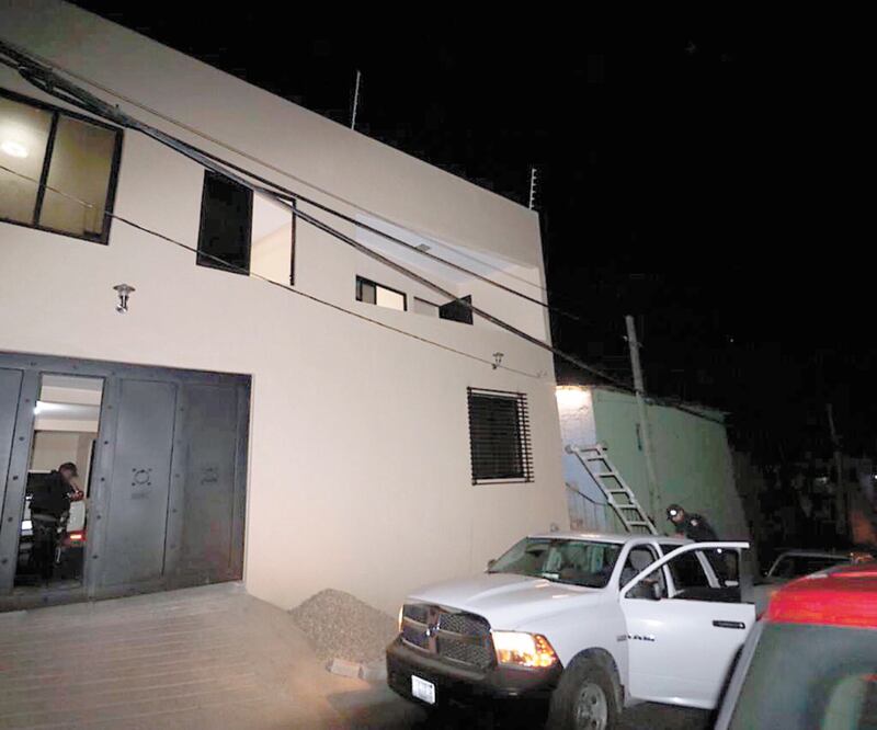 Imagen del cateo a la casa del exdiputado Juan Antonio Vera. Familiares del también empresario dicen que no hubo orden judicial / ESPECIAL