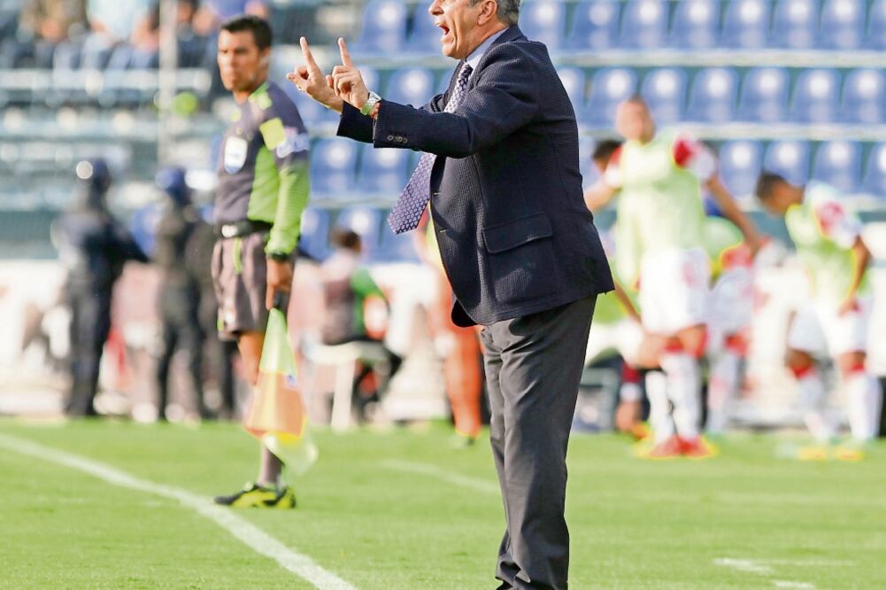 El DT cementero padeció hasta que el rival quedó en desventaja numérica (CARLOS MEJÍA. EL UNIVERSAL)