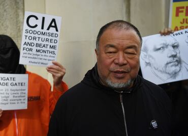 Ai Weiwei protesta en silencio por liberación de Julian Assange