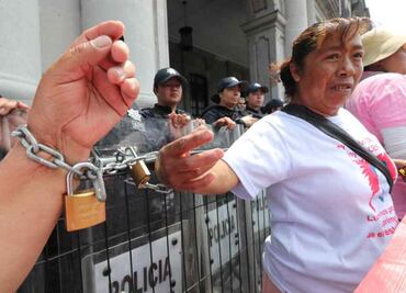 Colectivo se encadena en Palacio de Gobierno de Edomex; exigen audiencia con gobernador