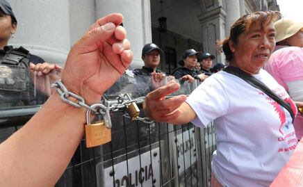 Colectivo se encadena en Palacio de Gobierno de Edomex; exigen audiencia con gobernador