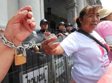 Colectivo se encadena en Palacio de Gobierno de Edomex; exigen audiencia con gobernador