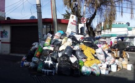 Vecinos de Toluca acumulan basura en las calles por vacaciones de recolectores
