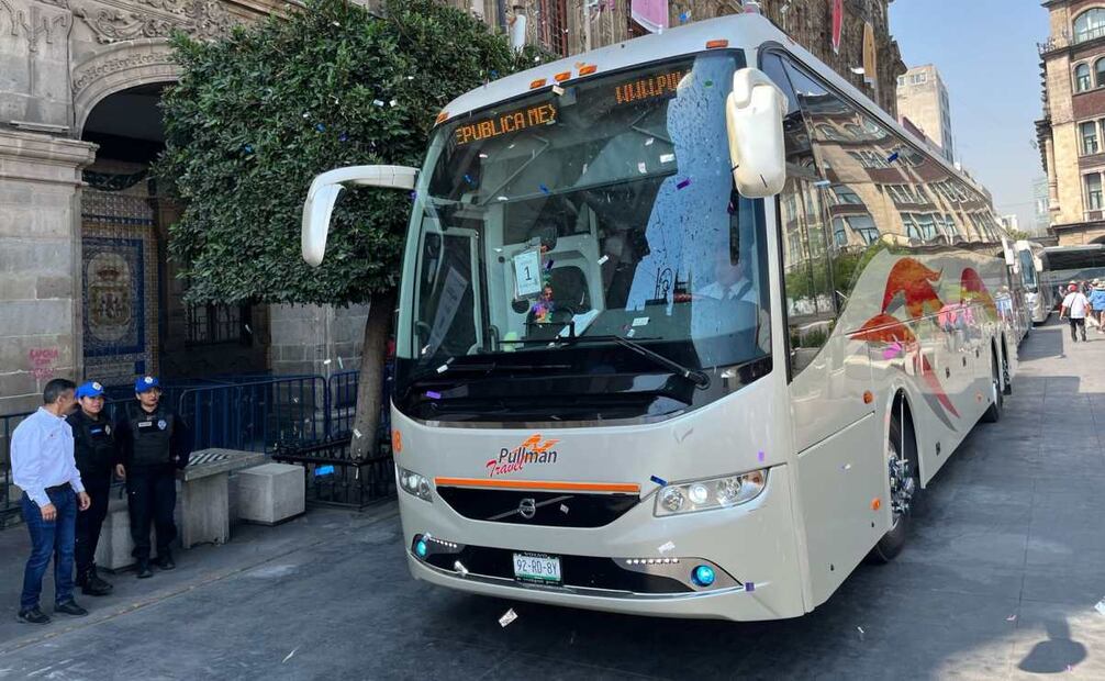 Autobús donde los pasajeros viajará a Acapulco (12/03/2025). Foto: Rafael García / EL UNIVERSAL