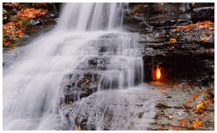Conoce el fenómeno de la llama de fuego detrás de una cascada 