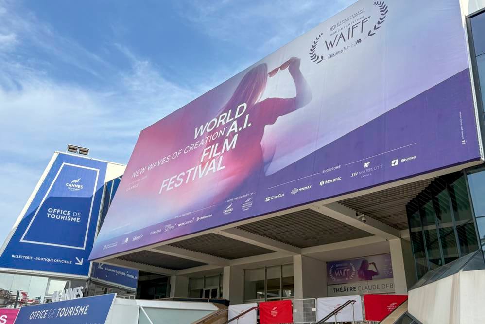 Acceso al Palacio de Festivales y Congresos de Cannes con el cartel del "WAIFF". El festival internacional de Cine hecho con Inteligencia Artificial (IA), conocido como WAIFF por sus siglas en inglés, da comienzo este martes a su segunda edición en la ciudad balneario de Cannes (sureste), donde se premiará a la mejor película de este tipo entre finalistas de todo el mundo. 
EFE/ Pol Lloberas Cardona.