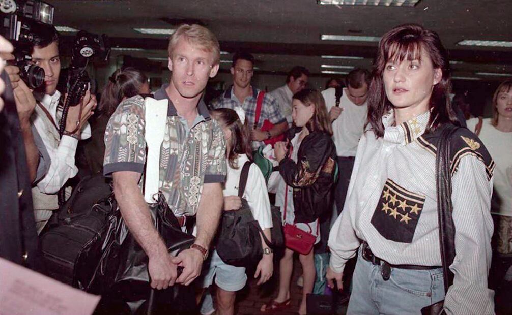 Bart Conner (izq.) se comprometió con Nadia Comaneci el mismo año de 1994, aunque la boda se realizaría hasta 1996. Archivo EL UNIVERSAL.