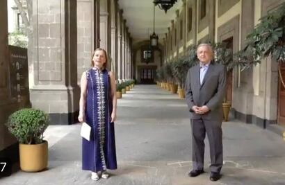 AMLO felicita a madres mexicanas; les dedica la canción “Amor eterno”