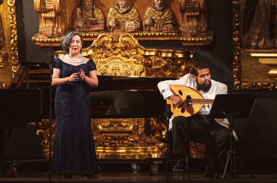 Emmanuel Pool y Cristina Pardo presentándose en el Claustro de Sor Juana.
Foto: Especial