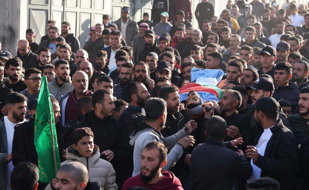 Los palestinos que lloran llevan el cuerpo de una de las dos víctimas muertas en un ataque israelí con drones contra la aldea de Aqaba, cerca de la ciudad de Tubas, en Cisjordania, este martes. Foto: EFE