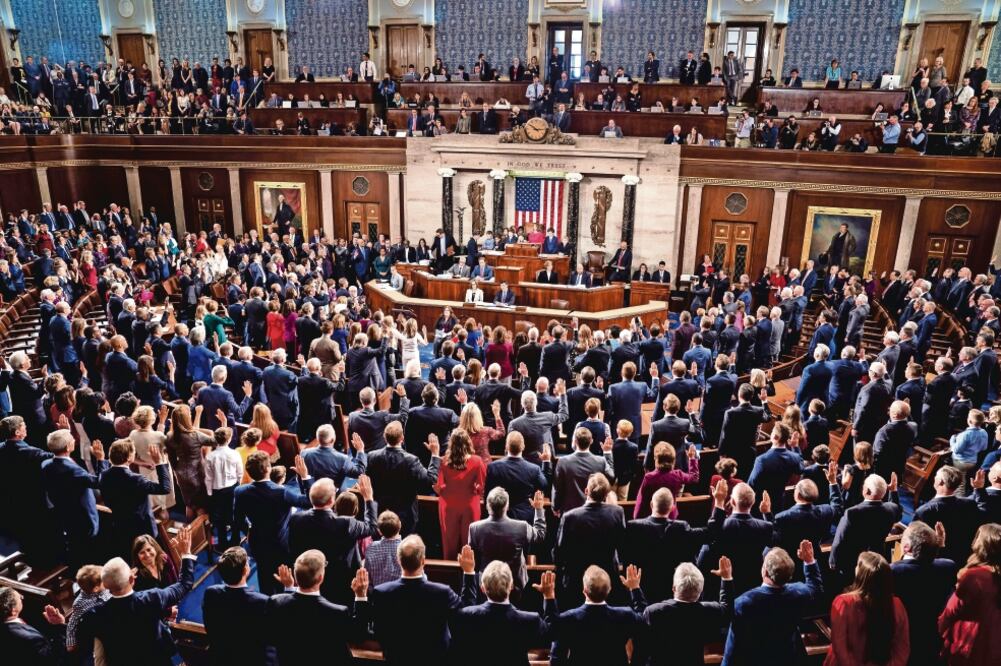 Los representantes levantaron la mano al jurar sus cargos, en la inauguración, ayer en Washington, del 116 Congreso de EU, en el Capitolio. (JIM LO SCALZO. EFE)
