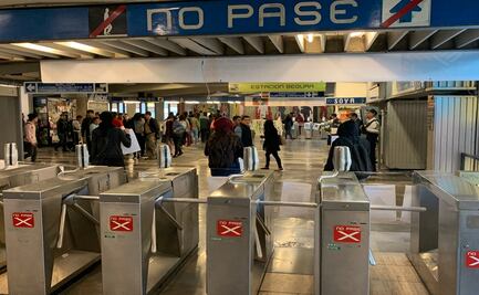 Mujeres toman torniquetes del Metro Tasqueña en protesta por feminicidios