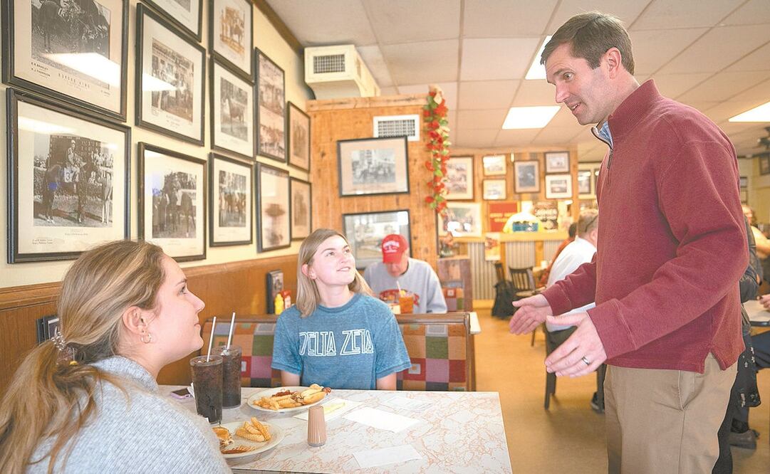 El demócrata Andy Beshear, fiscal general de Kentucky y candidato para la gubernatura, al hablar ayer con votantes en Louisville. Foto: BRYAN WOOLSTON. AP