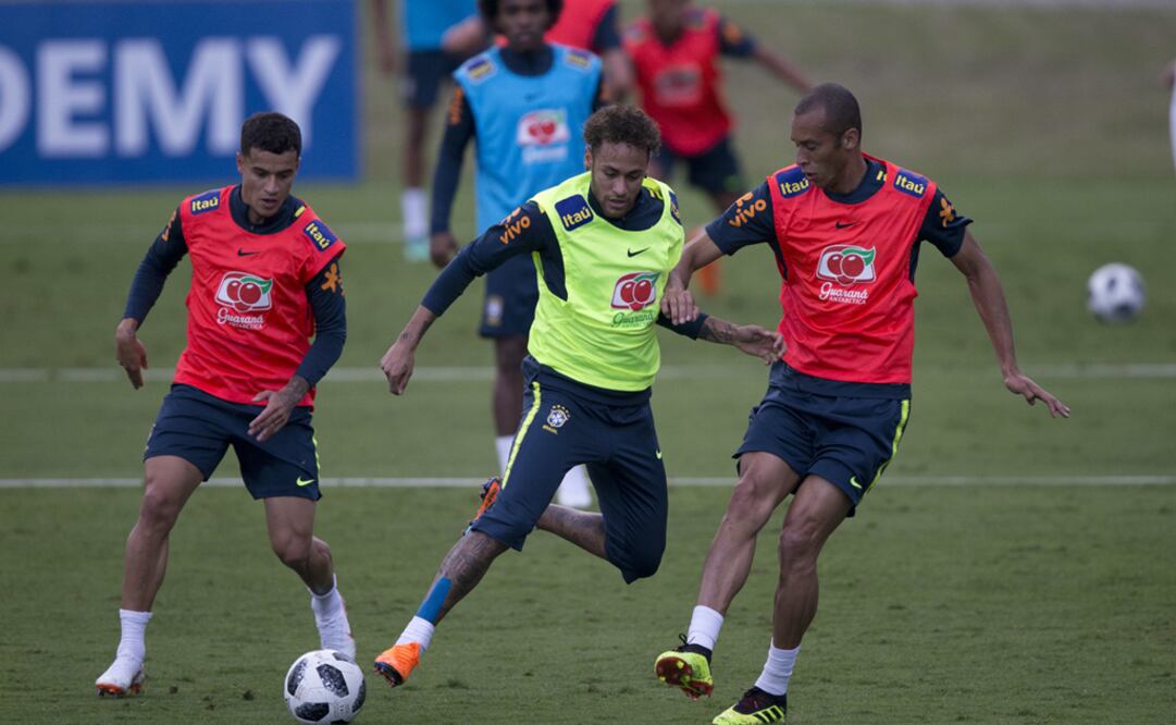 Neymar, estrella brasileña de 26 años, volvió a tocar el balón esta semana tras dos meses. Foto: AP Photo/Silvia Izquierdo