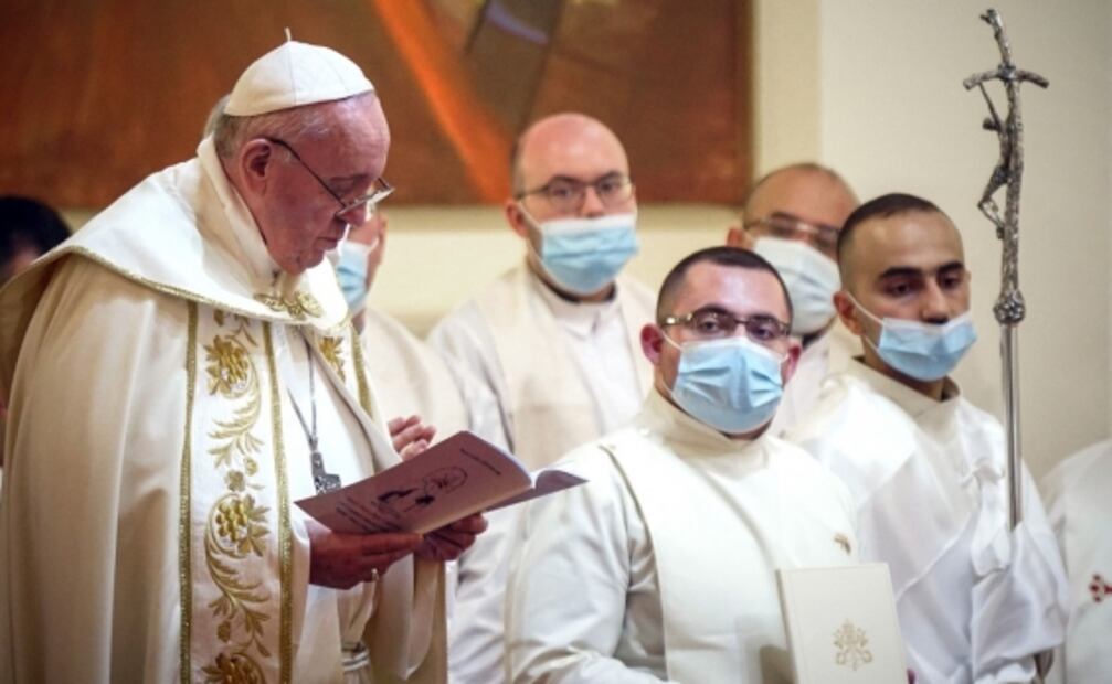 Entre gritos árabes y cubrebocas, así fue la primera misa del Papa Francisco en Irak
