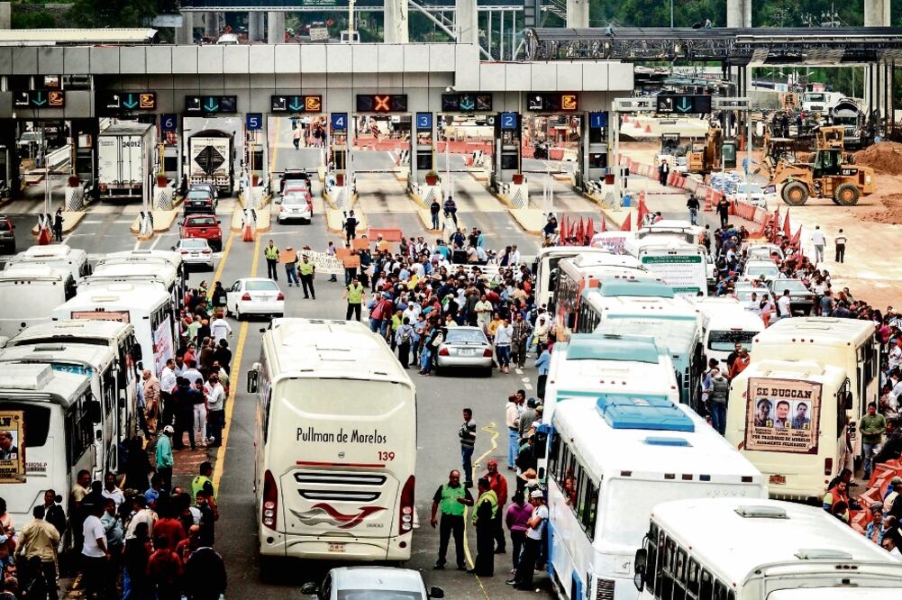 La caravana del Frente Amplio Morelense provocó tráfico vehicular en las inmediaciones de la caseta México-Cuernavaca (ARMANDO MONROY.CUARTOSCURO)