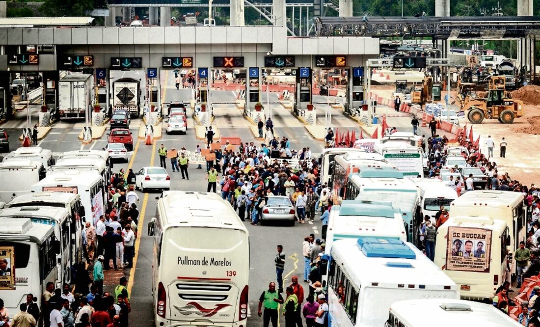 La caravana del Frente Amplio Morelense provocó tráfico vehicular en las inmediaciones de la caseta México-Cuernavaca (ARMANDO MONROY.CUARTOSCURO)