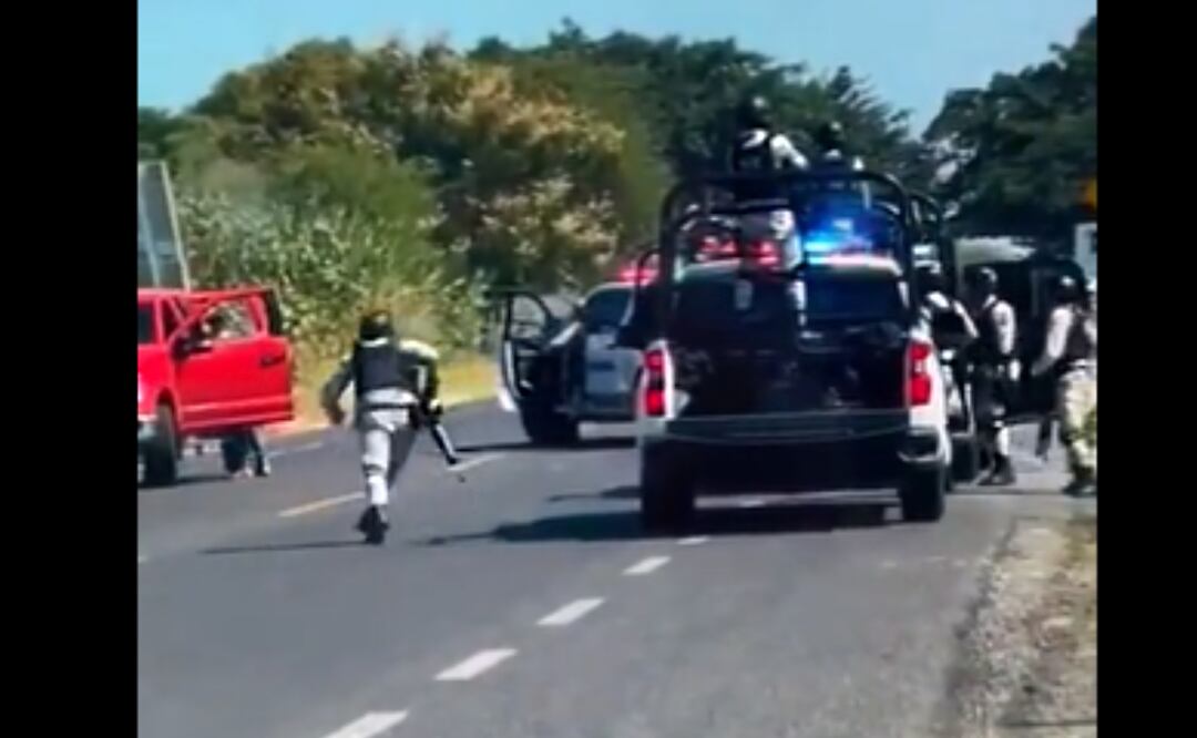 Foto. Especial/El Universal/ Durante el enfrentamiento varios sujetos escaparon del lugar hacia la ribera del lago de Chapala