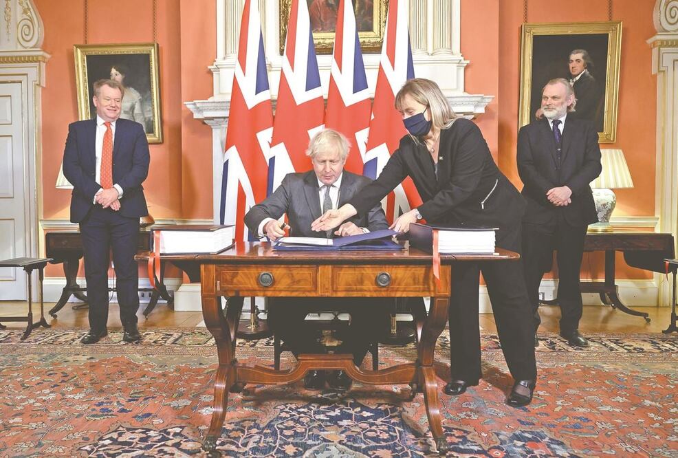 El primer ministro Boris Johnson firma en Londres en nombre del Reino Unido el documento para la salida del Reino Unido de la Unión Europea; las futuras relaciones entre Londres y la Europa rica estarán regidas por un Acuerdo de Cooperación y Libre Comerc