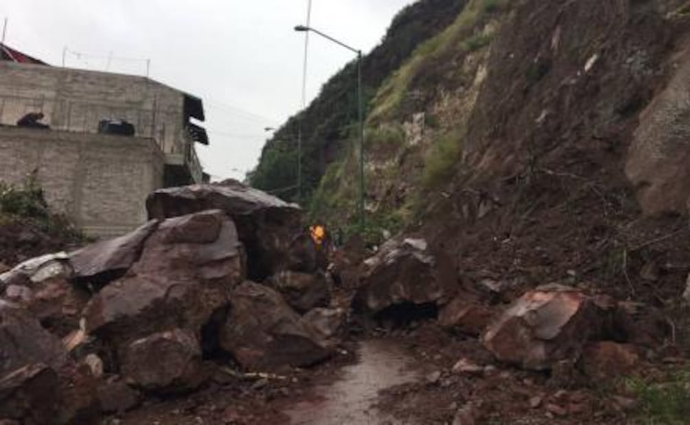Alud en cerro "El Peñón" daña bardas de 4 lotes en Iztapalapa