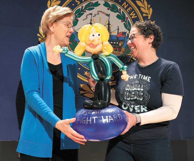 La precandidata demócrata Elizabeth Warren con Naomi Greenfield, quien realizó con globos una figura de la senadora en Nashua, New Hampshire. Foto: CHIP SOMODEVILLA. AFP