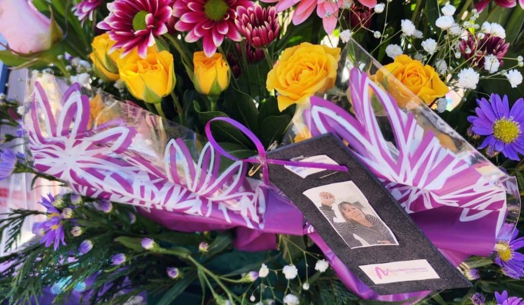 Colocan flores con fotos de la lucha de Maricela Escobedo (16/12/2025). Foto: Especial