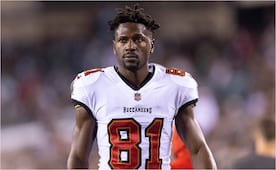 Antonio Brown enfrenta cargo por intento de asesinato; abogado confirma negociación
