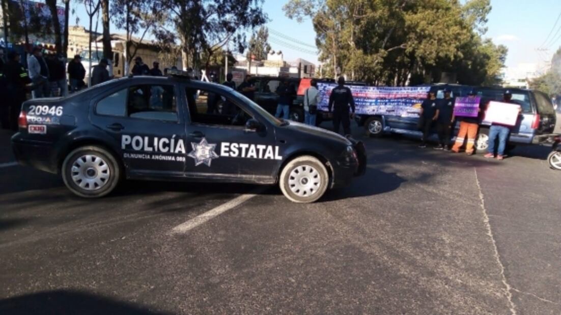 Supuestos policías bloquean la México-Texcoco; demandan prestaciones laborales