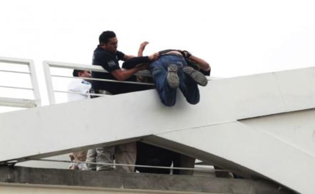 Sujeto intenta suicidarse desde puente de la ciclovía en Puebla