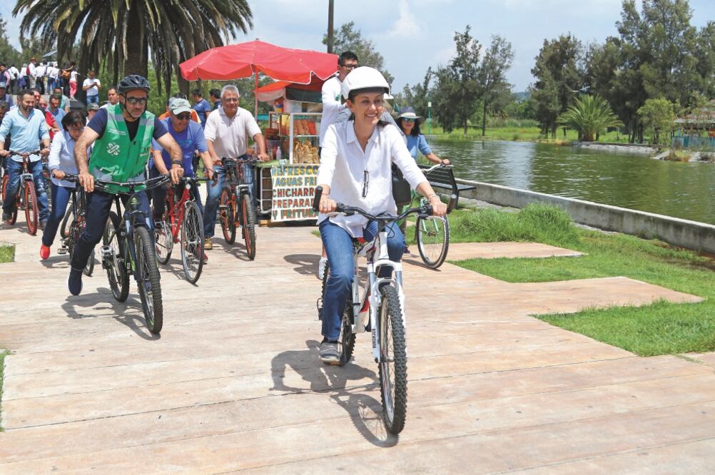 Paseo. La jefa de Gobierno realizó un recorrido en bicicleta por el módulo productivo, el humedal artificial y las áreas verdes a intervenir. Foto: CARLOS MEJÍA. EL UNIVERSAL