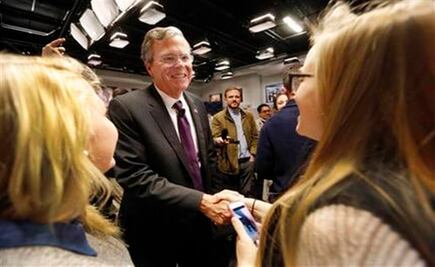 Billionaire Bush donor begins personal anti-Trump campaign