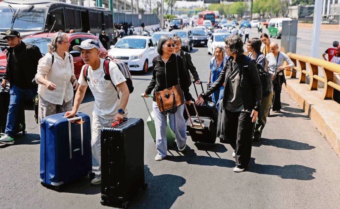 Taxistas concesionados del aeropuerto realizaron un bloqueo en la Terminal 1 y 2 del Aeropuerto Internacional de la Ciudad de México debido a que exigen la prohibición de taxis por aplicación en las inmediaciones del aeropuerto, así como una mesa de diálogo con autoridades correspondientes.  Foto: Diego Simón / EL UNIVERSAL