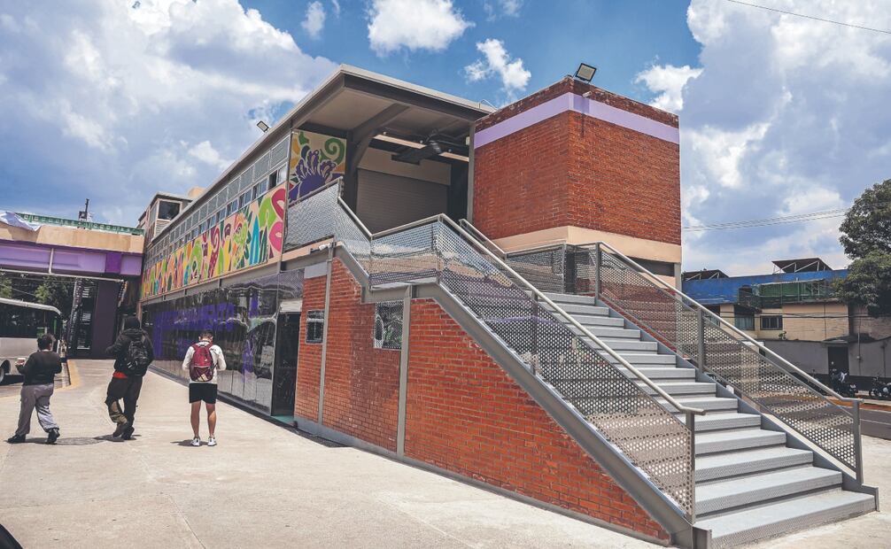 Usuarios del biciestacionamiento de Huipulco celebraron su construcción; uno de ellos se dijo seguro de dejar su unidad. Foto: Gabriel Pano/ EL UNIVERSAL