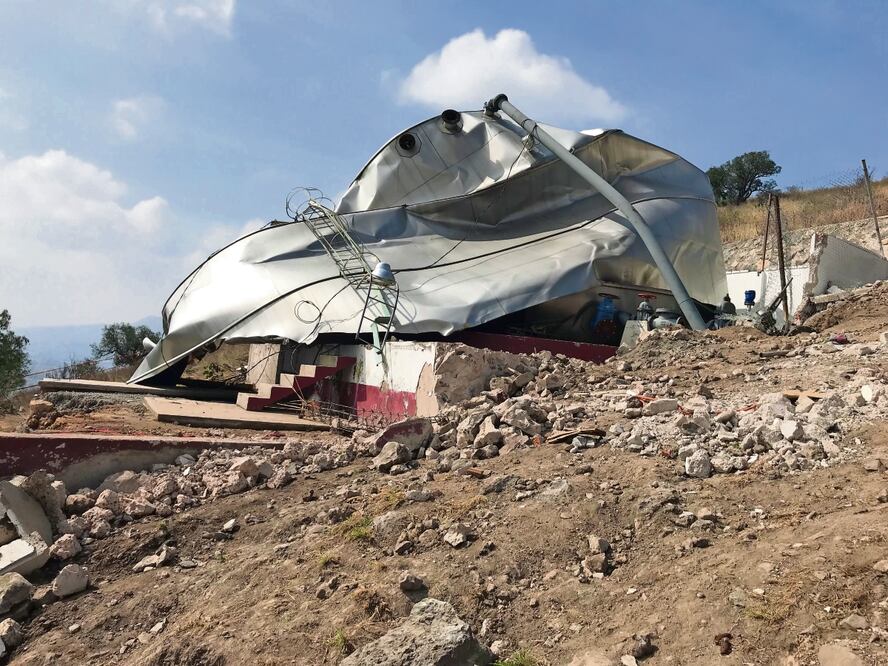 El pasado 25 de noviembre un tanque elevado ubicado en la parte alta del cerro colapsó, provocando daños totales a ocho viviendas y lesiones a nueve personas. No ha sido retirado porque sigue el peritaje. Foto: EMILIO FERNÁNDEZ. EL UNIVERSAL