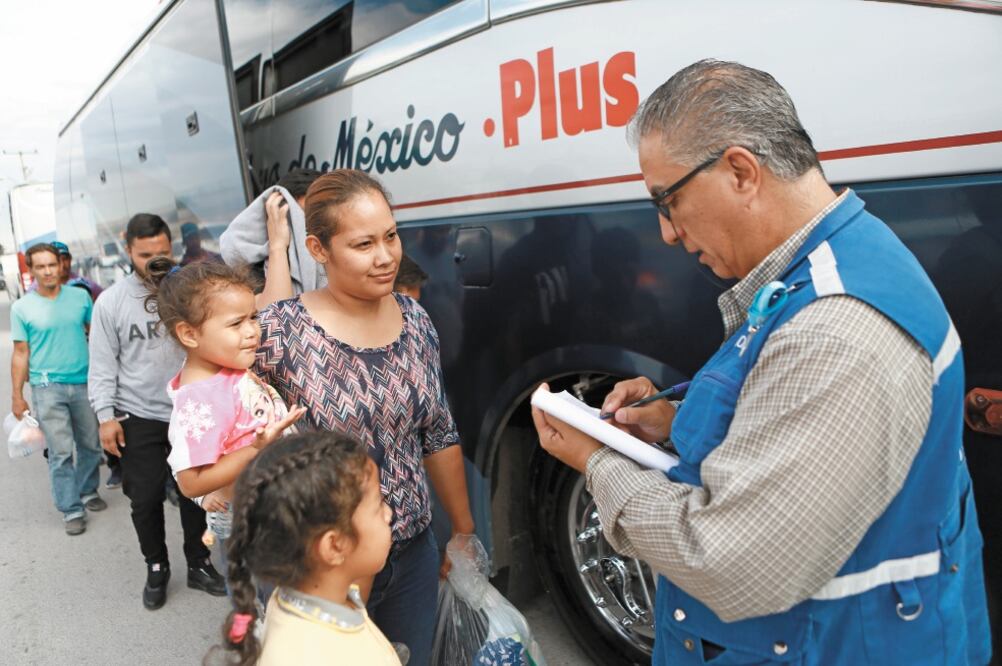 Sin costo. La OIM apoyó el regreso de los migrantes a su país, a quienes ofreció un viaje seguro y gratuito. Foto: CHRISTIAN TORRES. EL UNIVERSAL