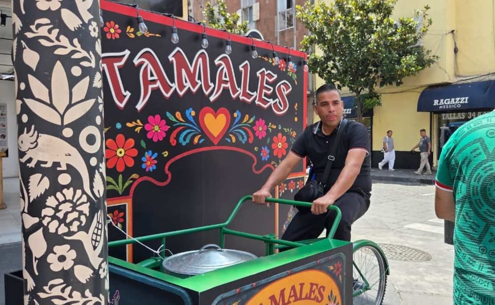 En 20 de Noviembre colocan trajineras y puestos de tamales; promueven ambiente mundialista.
Foto: Frida Sánchez