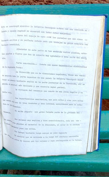 El libro de la Memoria que preparó Mariana Muñoz cuenta con páginas del llamado "papel cebolla", que hasta los años dos mil aún era muy socorrido para actividades escolares. Un lindo detalle decorativo son los bordes con pintura dorada. Foto: Colección Carlos Villasana.